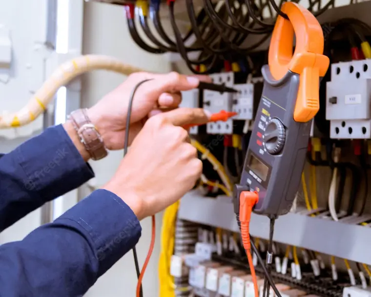 Électricien Electroliz intervenant sur une installation